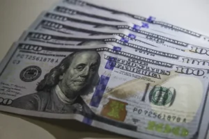 Dólar fecha a R$ 5,02 e Ibovespa recua pressionado por inflação nos EUA