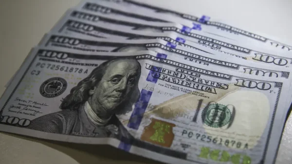 Dólar despenca a R$ 5,10 e Bolsa dispara com pesquisas eleitorais