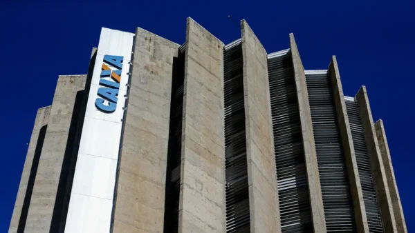 Caixa apresenta proposta final para encerrar greve e ameaça ir à Justiça contra bancários