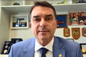 Flávio Bolsonaro quer limitar atuação de órgãos que fiscalizam juízes e promotores