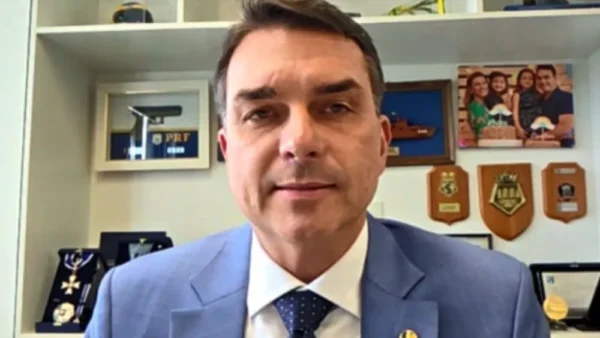 Flávio Bolsonaro é contra folga a mais para o trabalhador e quer todos recebendo por hora