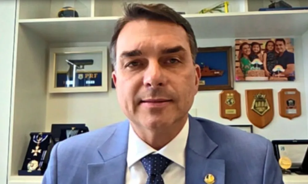 Flávio Bolsonaro é contra folga a mais para o trabalhador e quer todos recebendo por hora