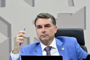 Flávio Bolsonaro usa equipe econômica para prometer ao mercado revisão do fim da 6×1