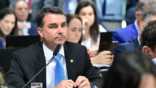 Discussões sobre Aparecida têm 75% de posts negativos para Flávio Bolsonaro