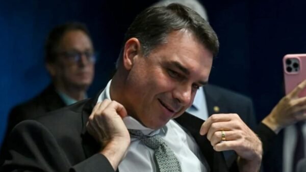 Leia no BNC: Esqueletos no armário de Flávio Bolsonaro
