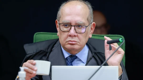Gilmar pede que Fachin assuma caso de Mendonça e questiona julgamento no STF
