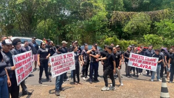 Concursados da Segurança cobram Roberto Cidade após protesto em frente à Rede Amazônica