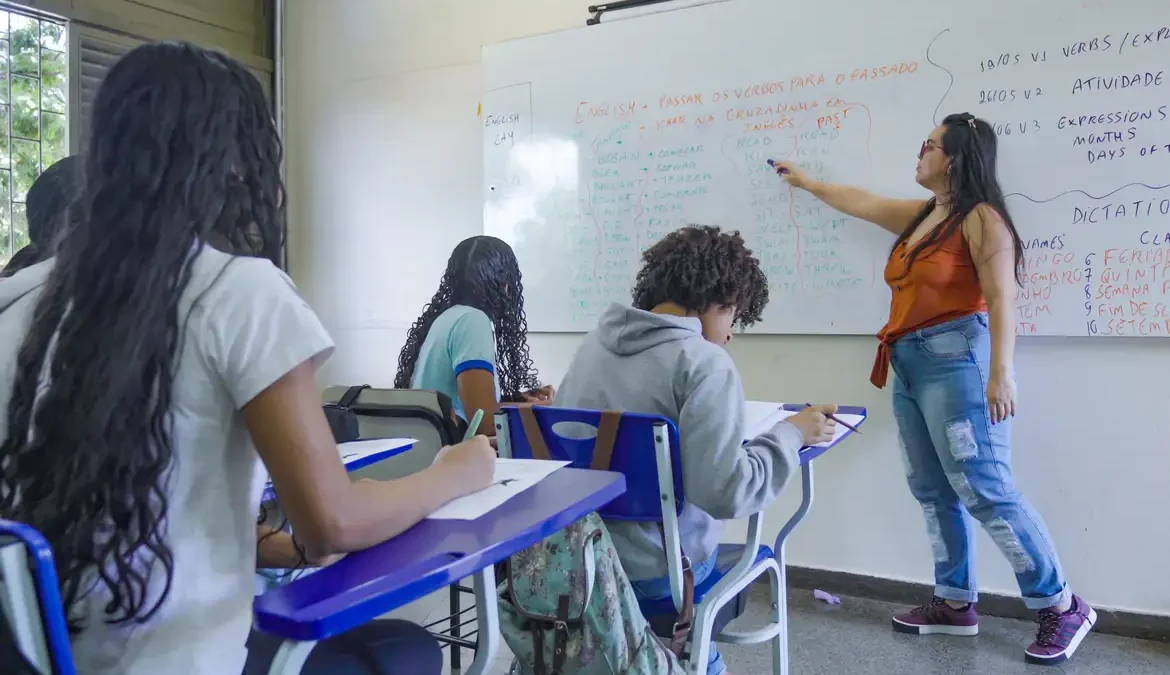 Professores mais velhos se multiplicam enquanto entrada de jovens na carreira despenca