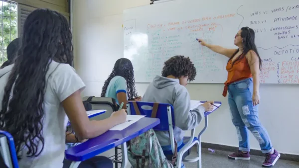 Professores mais velhos se multiplicam enquanto entrada de jovens na carreira despenca