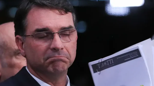 Mensagens indicam que Flávio Bolsonaro participou de festas com prostitutas, diz site