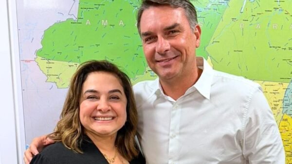 Flávio Bolsonaro desembarca em Manaus para reforçar campanha de Maria do Carmo