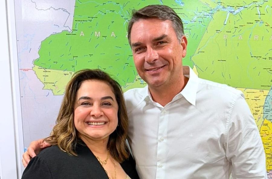 Flávio Bolsonaro desembarca em Manaus para reforçar campanha de Maria do Carmo