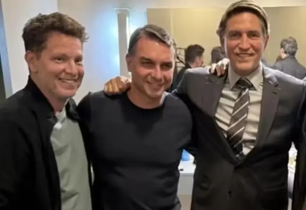 PF investiga Flávio Bolsonaro por corrupção e lavagem de dinheiro em esquema de Vorcaro