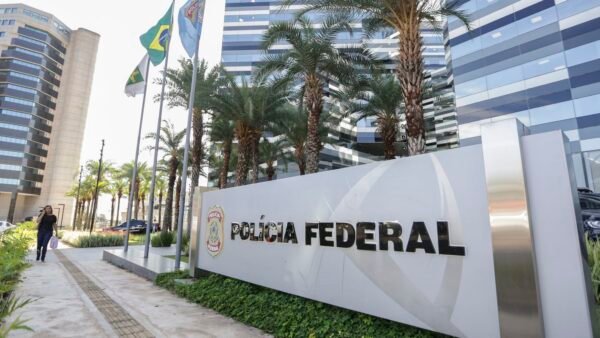 PF está com celular de Vorcaro e afirma poder enviar dados a ministros