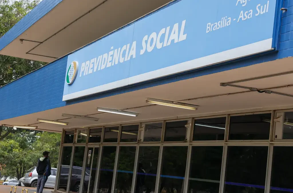 INSS contrata empresa e muda atendimento da Central 135 no país