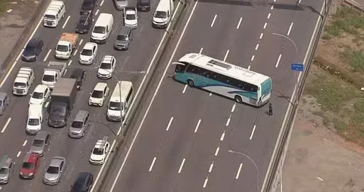 Ônibus com estudantes são interceptados e usados como barricada no Rio de Janeiro