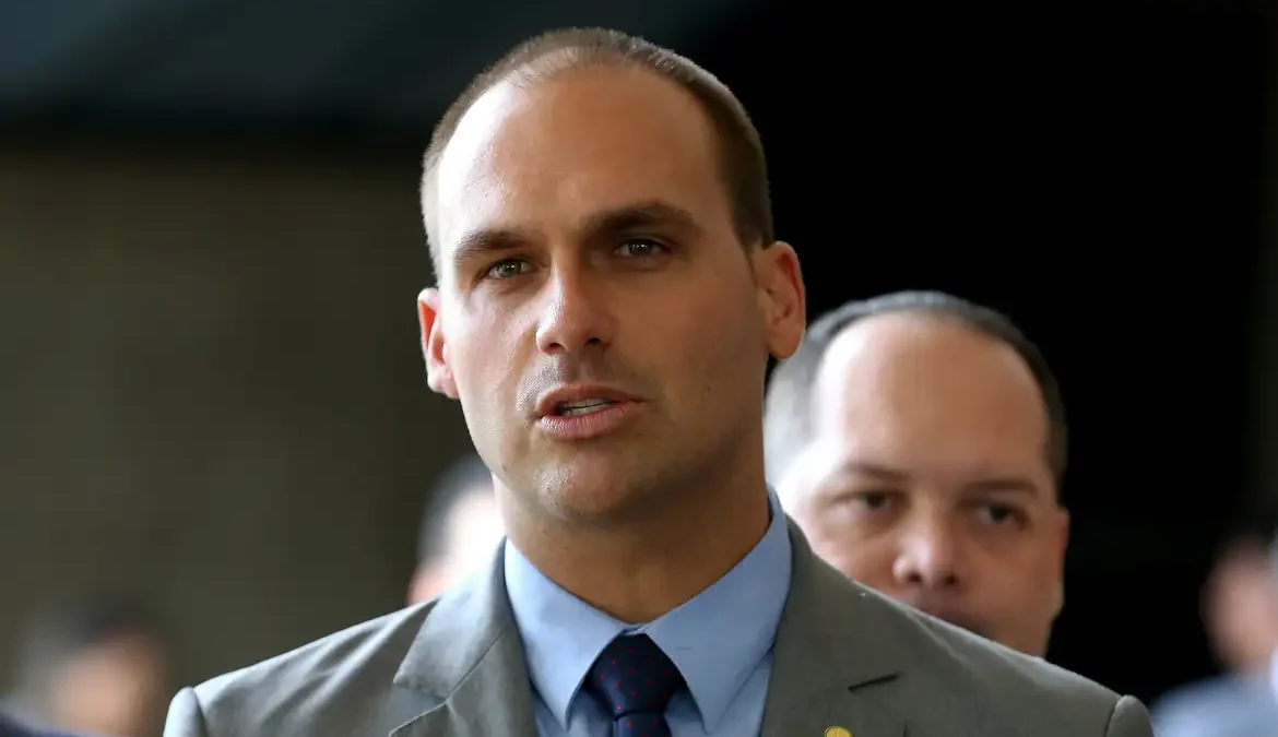 Eduardo Bolsonaro orientou envio de dinheiro de ‘Dark Horse’ aos EUA, aponta PGR
