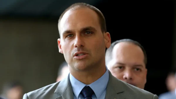 Eduardo Bolsonaro orientou envio de dinheiro de ‘Dark Horse’ aos EUA, aponta PGR