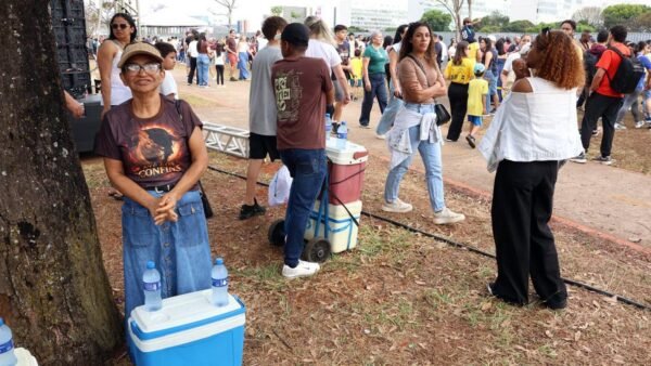 Ambulantes “desfilam” no 7 de Setembro em busca de sustento