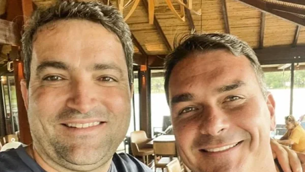 Viagens e imóveis aproximam Flávio de advogado investigado na fraude do INSS, diz jornal