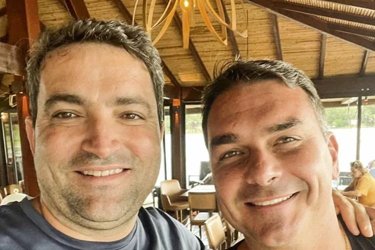 Viagens e imóveis aproximam Flávio de advogado investigado na fraude do INSS, diz jornal