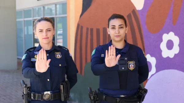 Menina de 9 anos usa sinal universal de socorro para escapar de abuso no PR; homem é preso