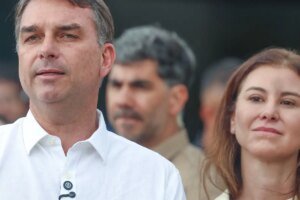 Flávio Bolsonaro participa de missa na Catedral de Brasília