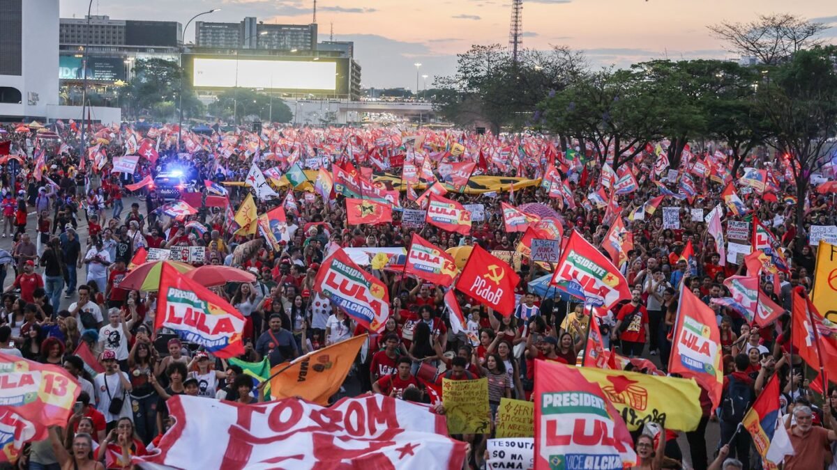 Milhares de estudantes tomam a Esplanada em apoio a Lula