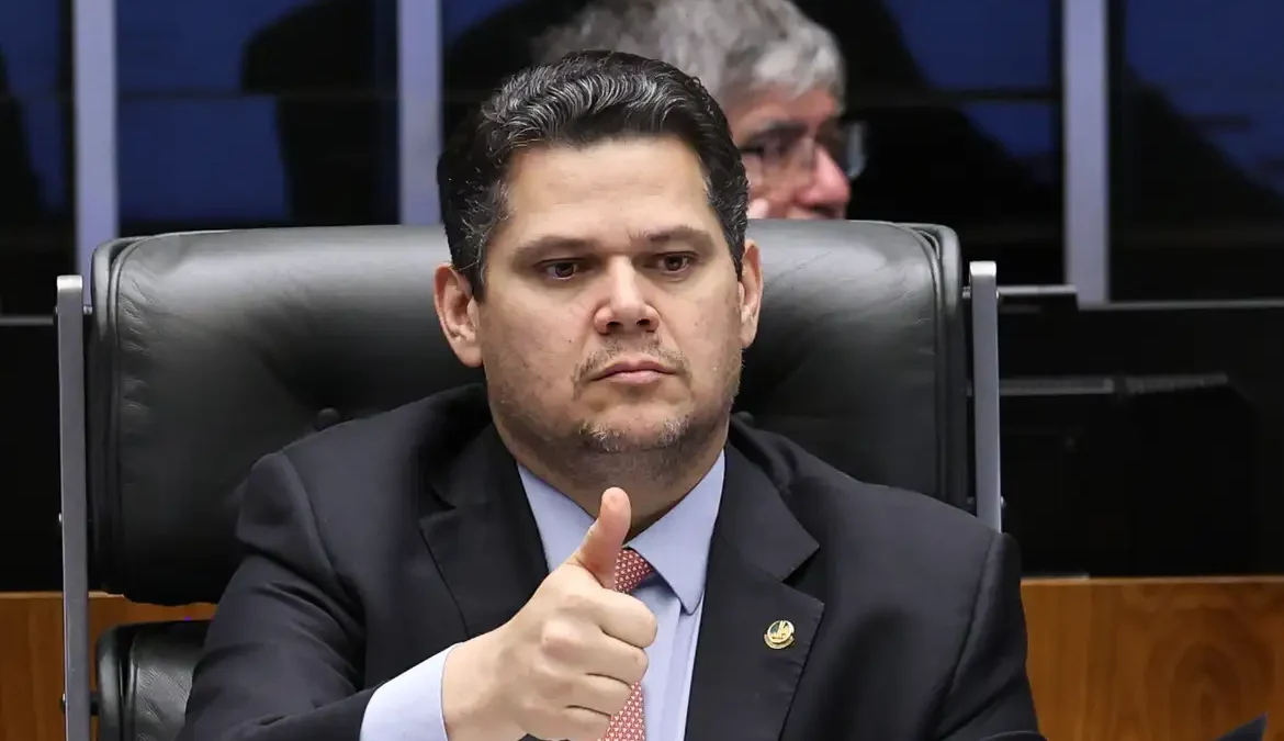 Alcolumbre pauta discussão do fim da escala 6×1 no plenário para a próxima semana