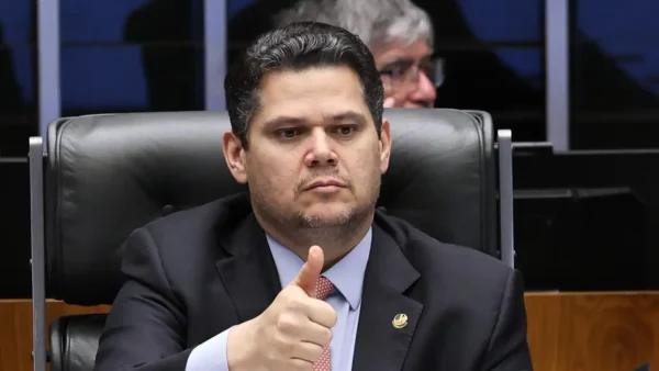 Alcolumbre pauta discussão do fim da escala 6×1 no plenário para a próxima semana