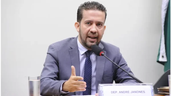 Flávio Bolsonaro tenta derrubar canal pró-Lula de Janones, e TSE cobra esclarecimentos