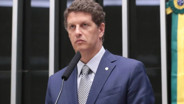 Salles recebe 120 mil votos para senador em SP mesmo após desistir de candidatura