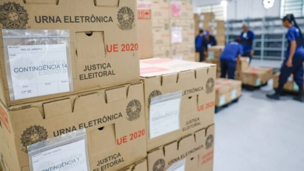 Tribunais distribuem urnas e preparam seções para eleição