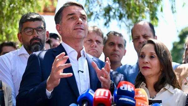 Flávio defende emendas em reunião fechada com políticos e diz saber ‘como é suado conseguir voto’