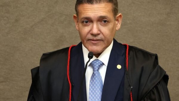 TSE atende Flávio e manda suspender canal do whatsapp Exército do Lula