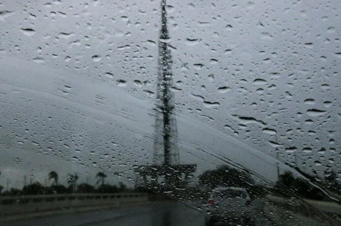Outubro começa com chuva forte e risco de temporais no Centro-Sul
