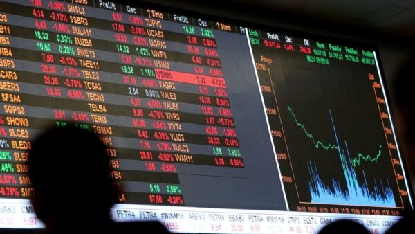Dólar cai a R$ 5, e bolsa sobe quase 8% após primeiro turno