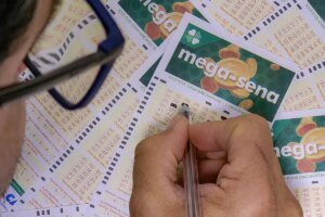 Mega-Sena acumula para R$ 230 milhões; confira os números sorteados