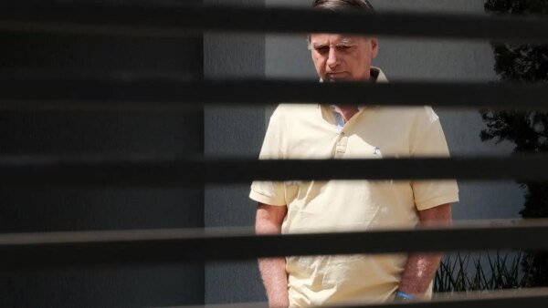 Bolsonaro pede liberação de visitas de Flávio na prisão domiciliar