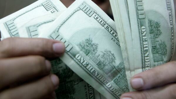 Dólar cai a R$ 4,98 e acumula perda de 4,44% na semana