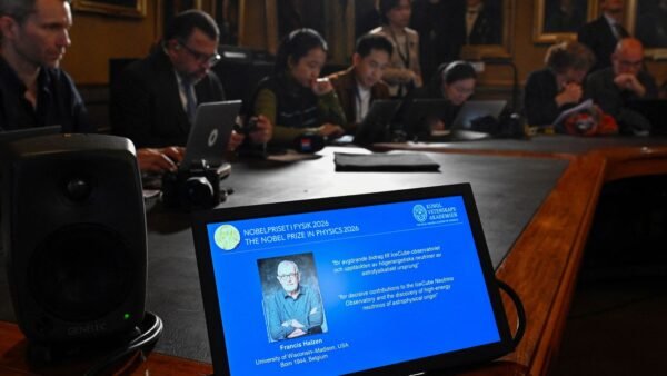 Belga que descobriu menor partícula do universo recebe Nobel da Física