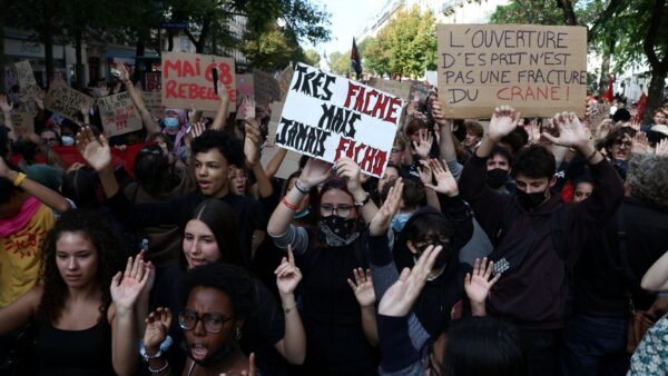 Alunos e professores protestam na França no maior dia de mobilização