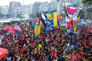 Apoiadores de Lula fazem ato em Copacabana com críticas a Flávio e defesa do fim da escala 6×1