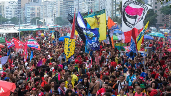Apoiadores de Lula fazem ato em Copacabana com críticas a Flávio e defesa do fim da escala 6×1