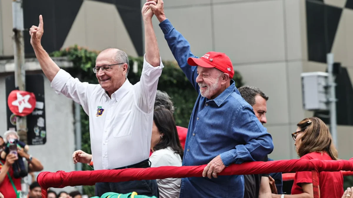 Em último ato com apoiadores na Paulista, Lula compara eleição atual à de 1989