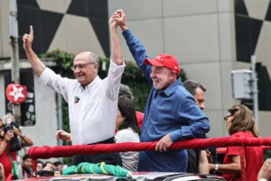 Em último ato com apoiadores na Paulista, Lula compara eleição atual à de 1989