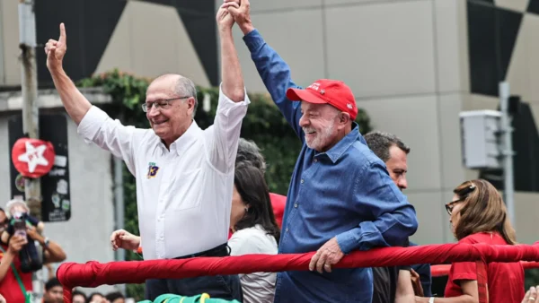 Em último ato com apoiadores na Paulista, Lula compara eleição atual à de 1989