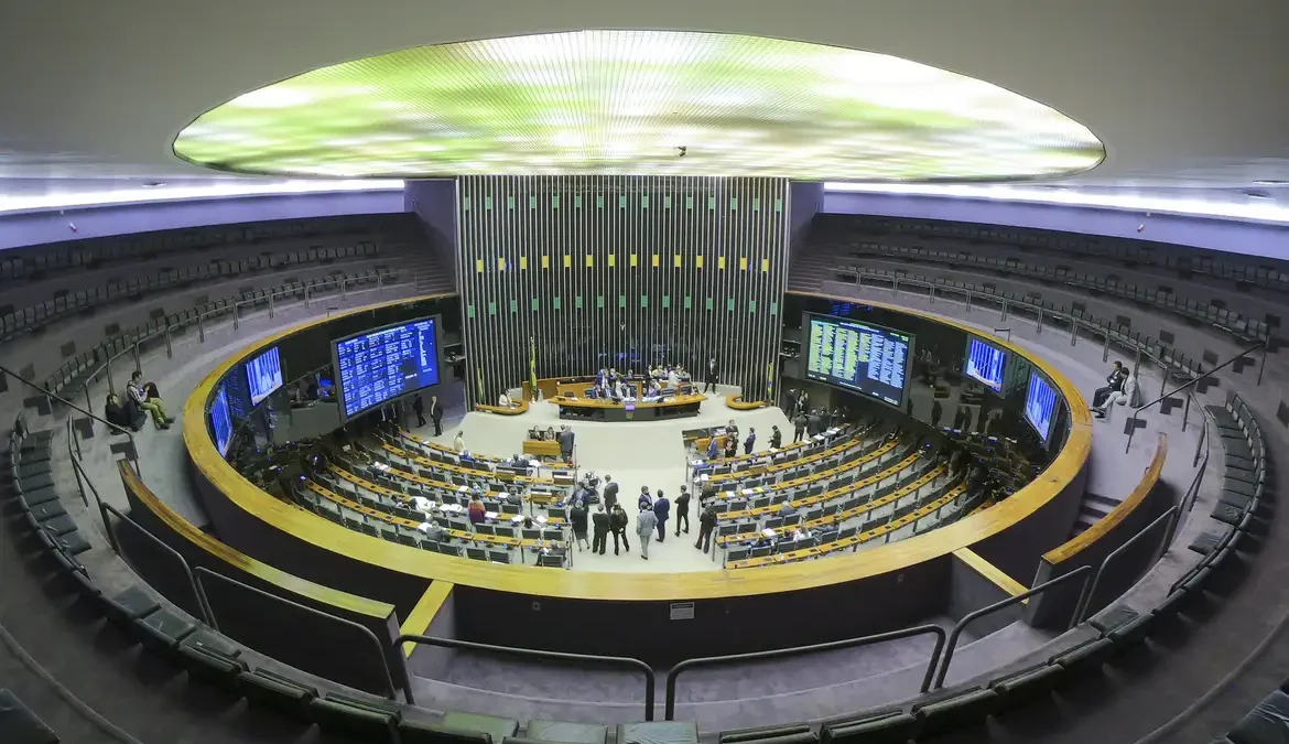 PL cresce de 98 para 121 deputados e avança sobre o centrão; PT vai de 65 para 70