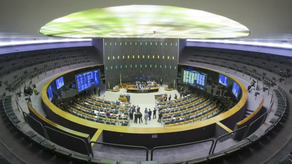 PL cresce de 98 para 121 deputados e avança sobre o centrão; PT vai de 65 para 70