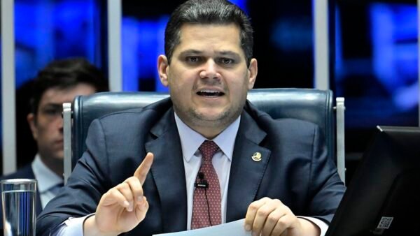 Alcolumbre anuncia sessões para discutir e votar fim da escala 6×1